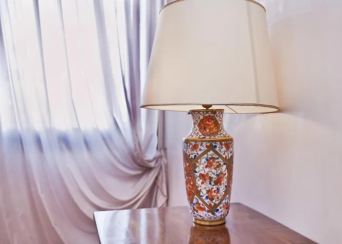 Palazzo San Marco: Historic Central Apartment with Lift